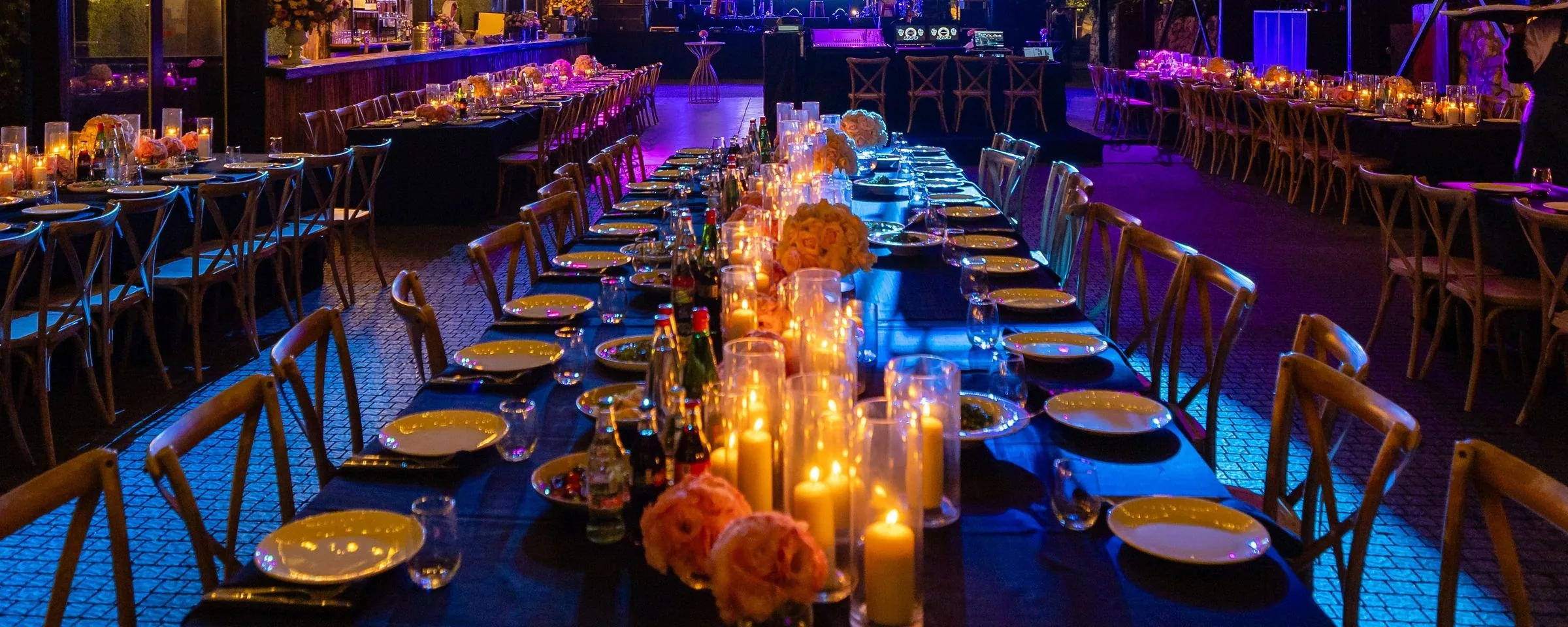 Cena de gala a la luz de las velas bajo carpa