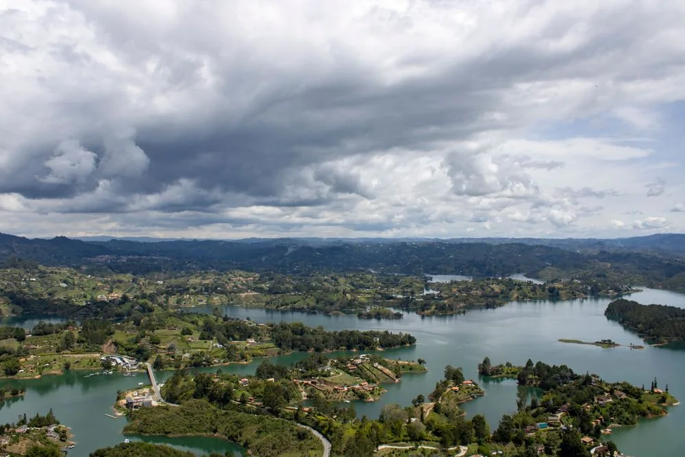 Navegación por el embalse Peñol-Guatapé